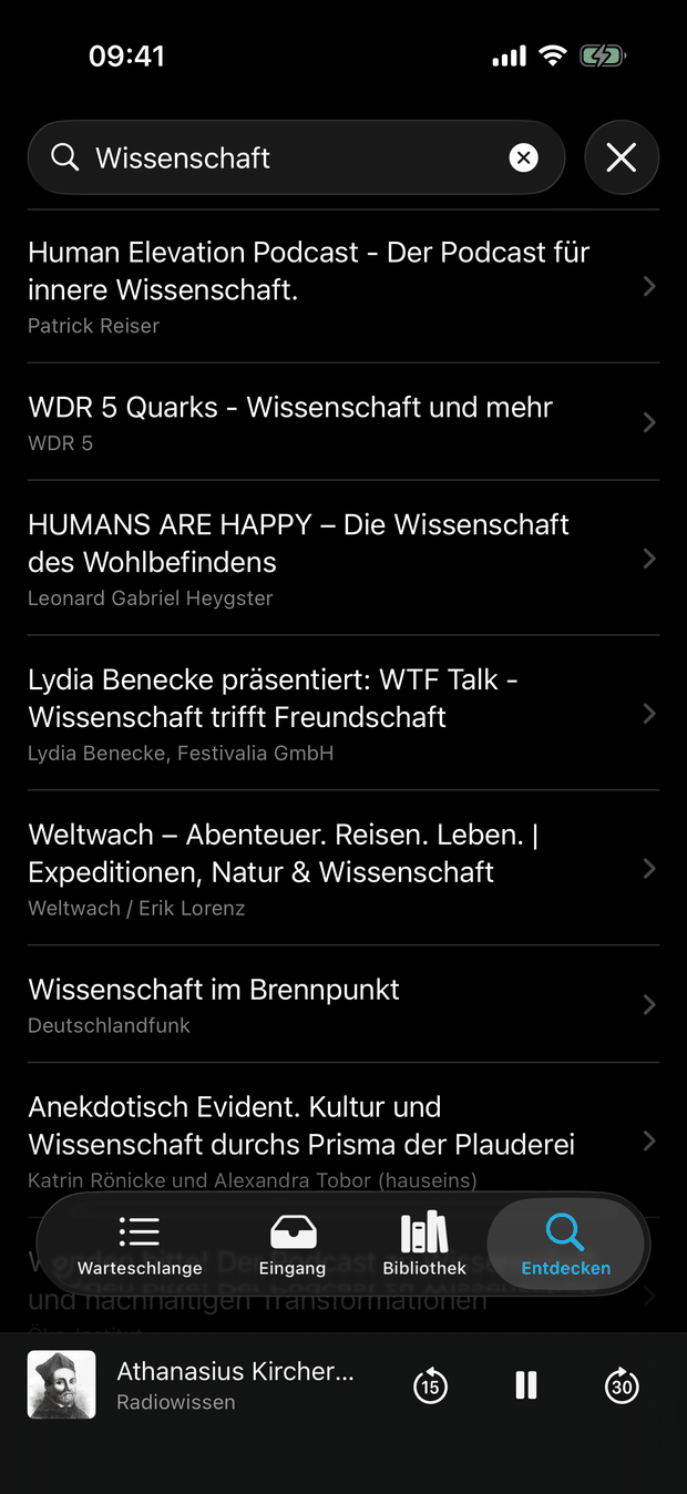 Die Suche der iPhone-App nach dem Wort Wissenschaft, darunter eine Trefferliste aus Podcasttiteln mit ihren Herausgebern. Ganz unten läuft eine Folge in der Wiedergabeleiste.