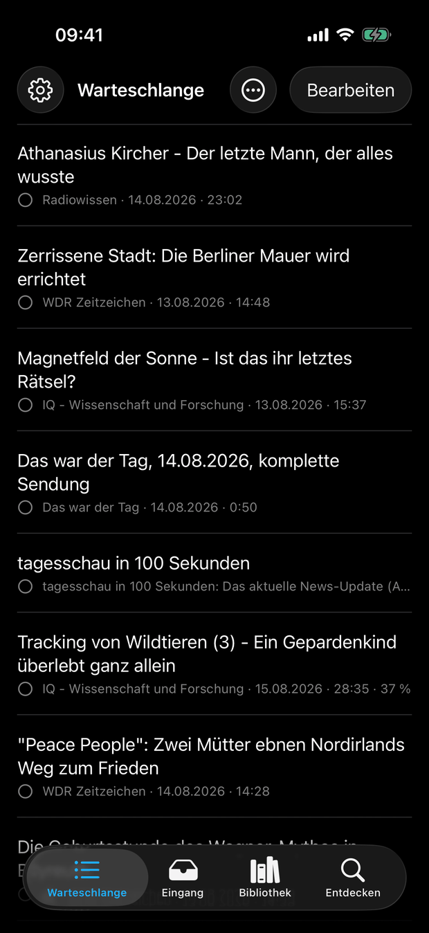Die Warteschlange der iPhone-App: acht Folgen in selbst gewählter Reihenfolge, jede mit Podcastname, Datum und Länge, eine davon mit dem Vermerk 37 Prozent gehört. Unten eine Leiste mit den vier Bereichen Warteschlange, Eingang, Bibliothek und Entdecken.